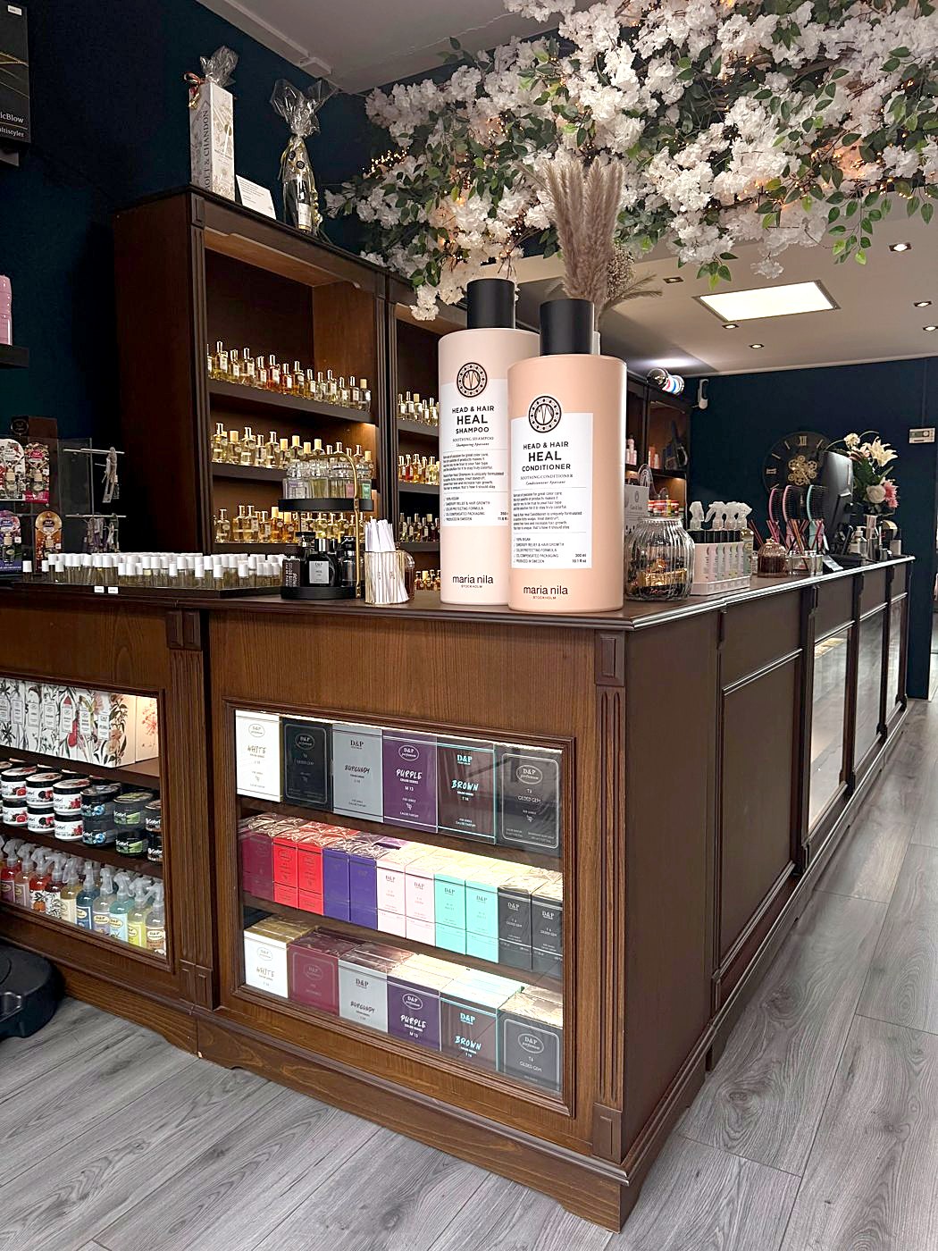 De balie met D&P parfum, Maria Nila en bloesem aan het plafond