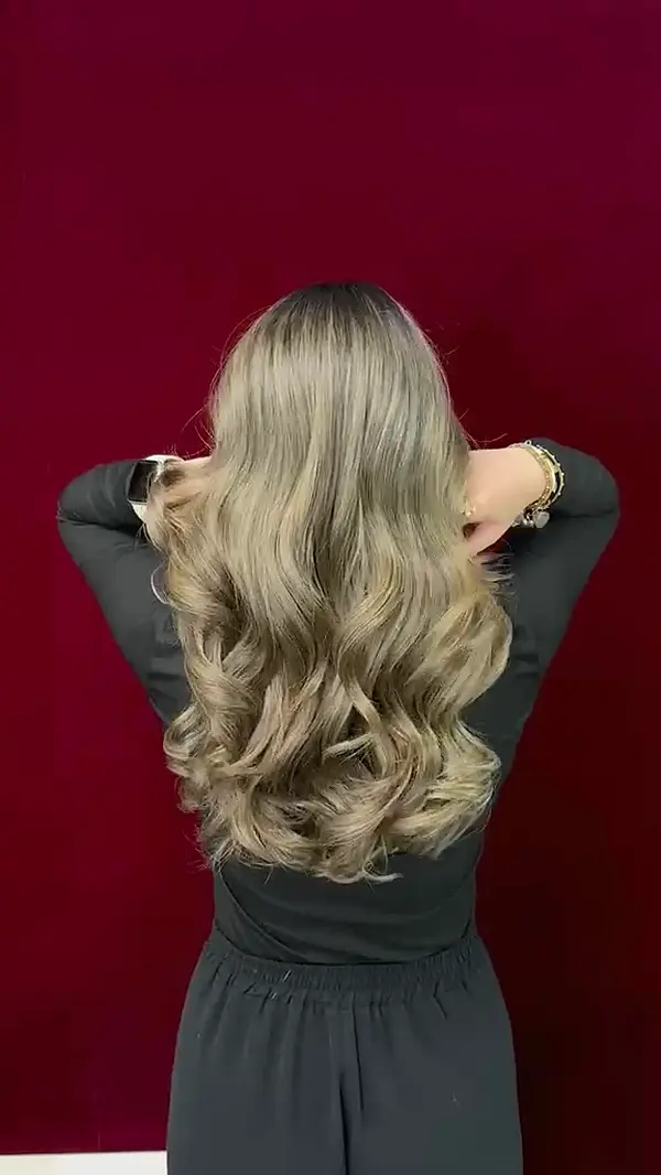 Lang haar met ombré en zachte krullen dat beweegt
